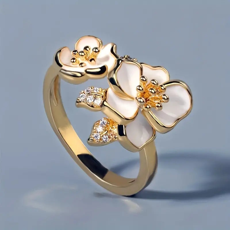 Anillo Vintage de Flor con Esmalte Blanco en Oro