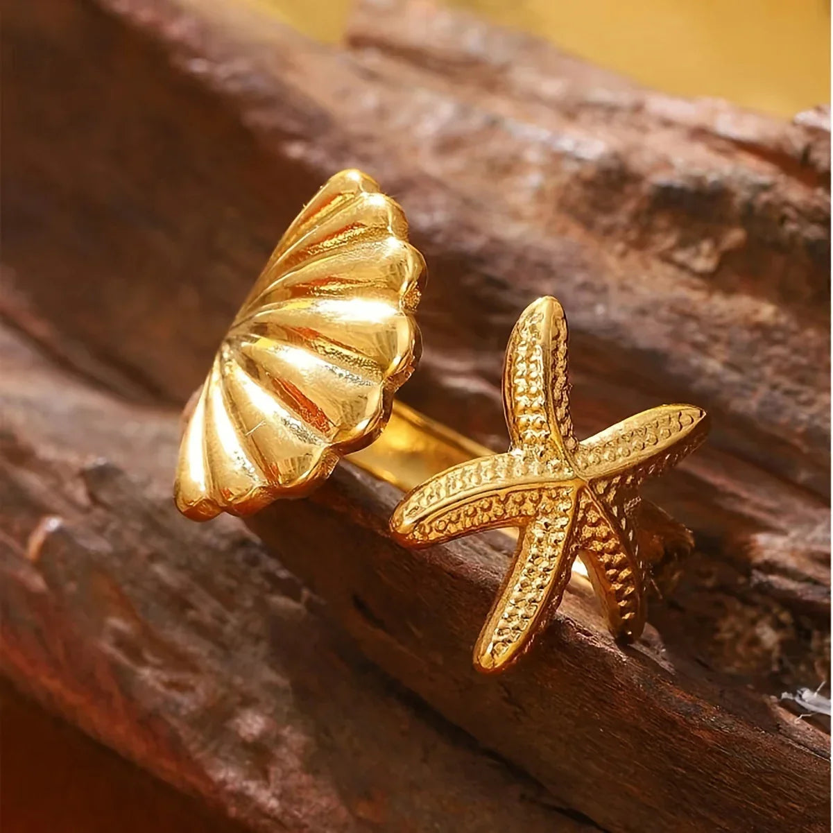 Anillo Dorado con Estrella de Mar y Concha Elegante