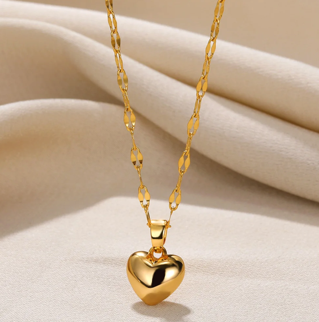 Collar 3D chapado en oro de 18 quilates con corazón sólido