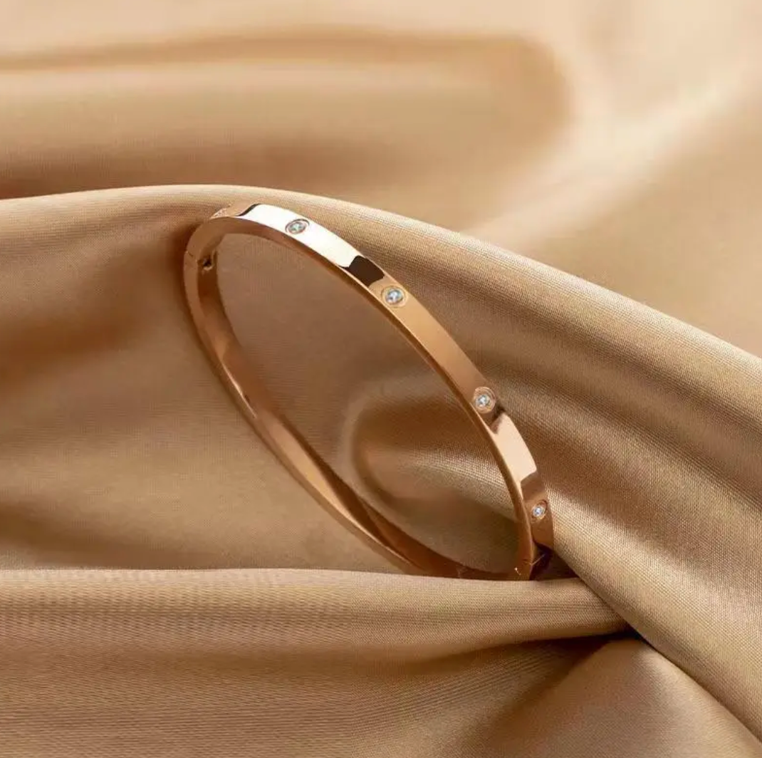 Pulsera maciza dorada de 18 quilates con circonitas incrustadas