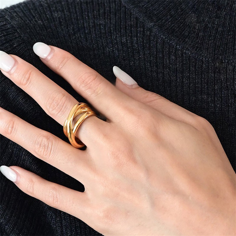 Anillo de capas delicadas con diseño disruptivo