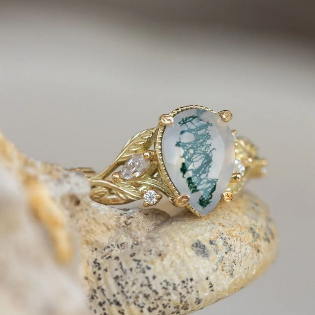 Anillo de Piedra Blanca Naturaleza en Oro