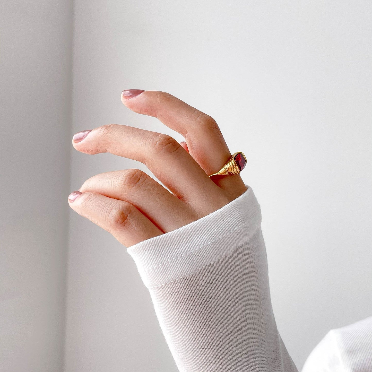 Anillo heredado carmesí