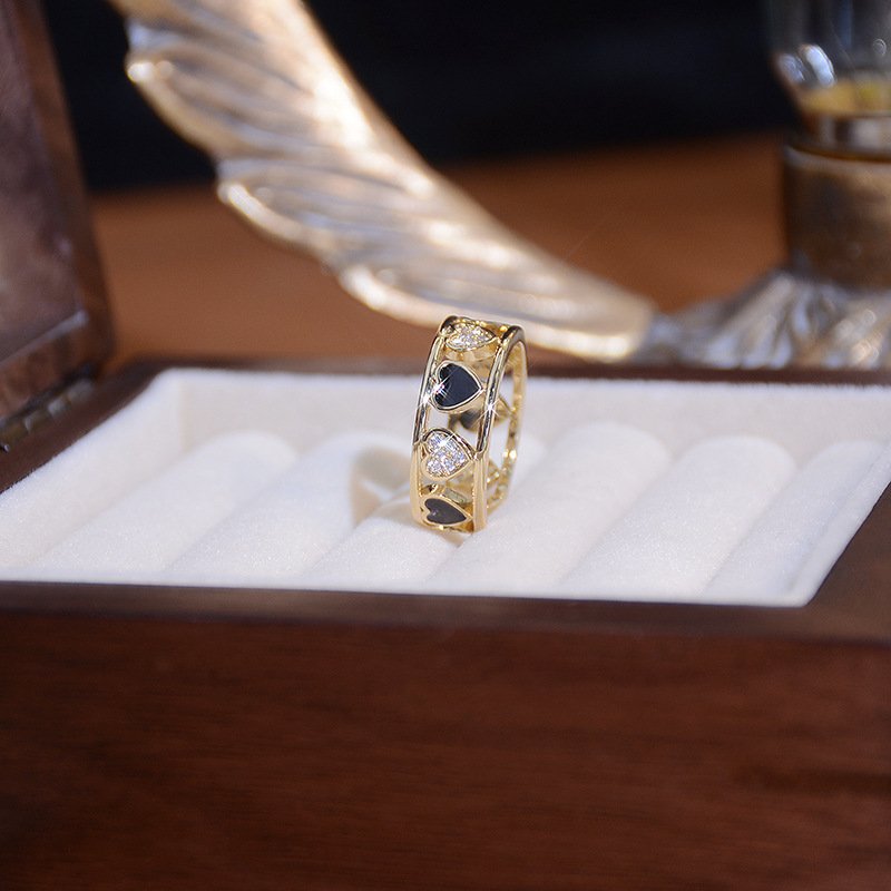 Anillo abierto de corazón con circonitas incrustadas