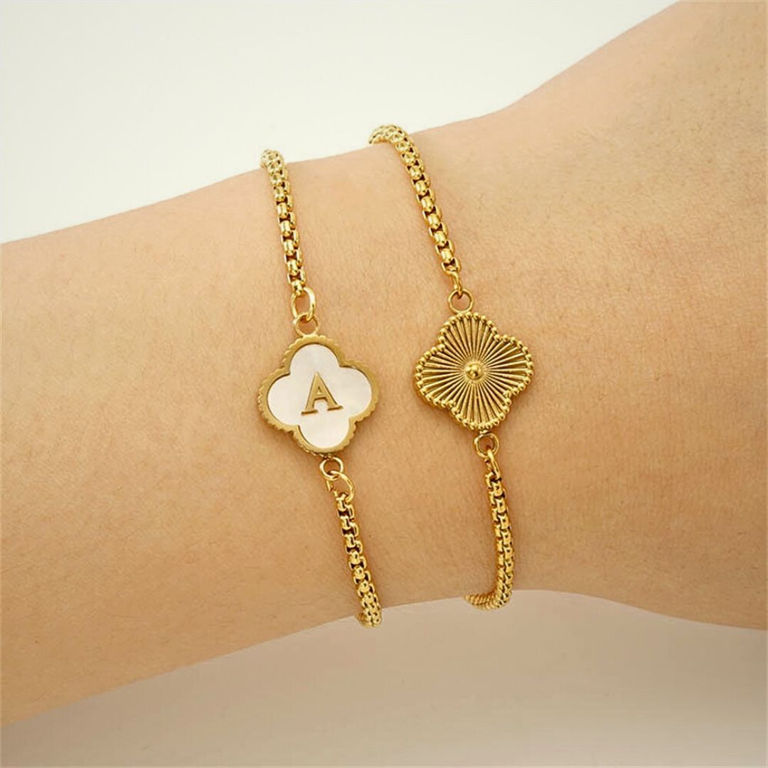 Pulsera personalizada con inicial en forma de trébol