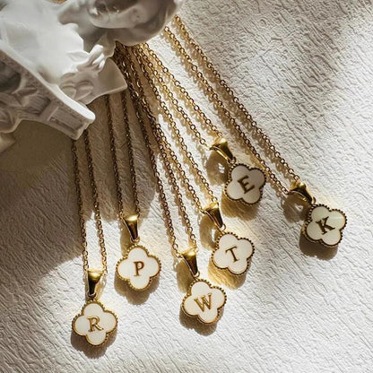 Collar de inicial en forma de trébol