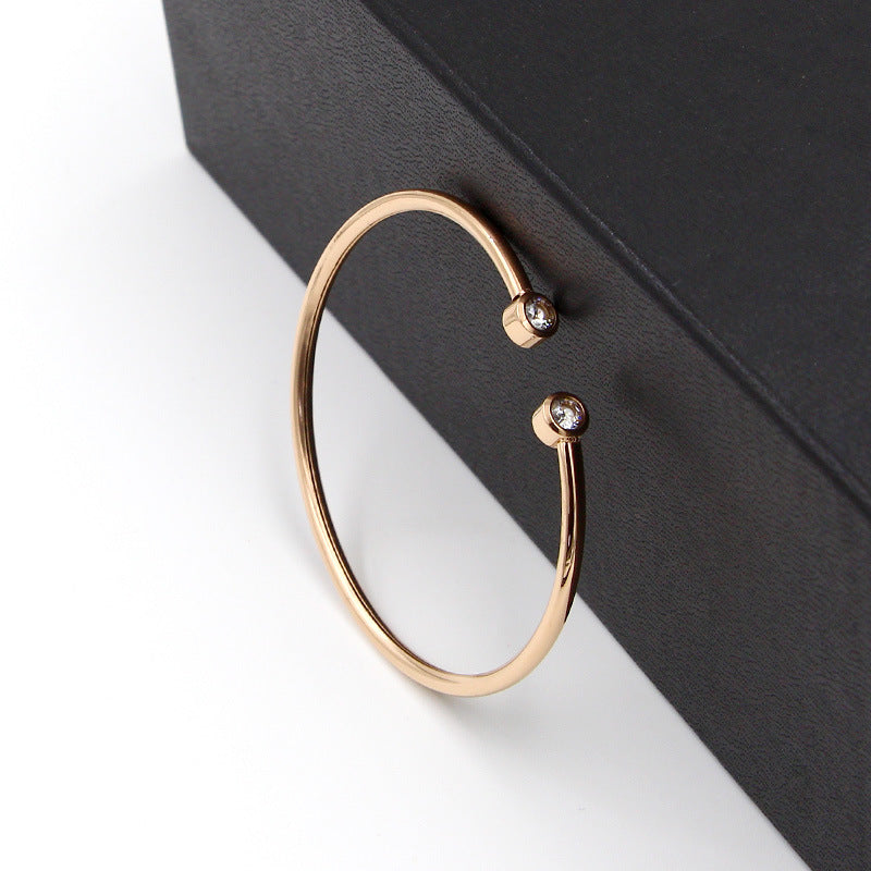 Pulsera abierta dorada con cristales gemelos