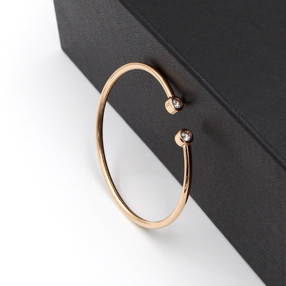 Pulsera abierta dorada con cristales gemelos