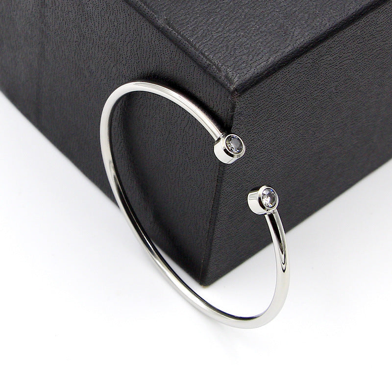 Pulsera abierta dorada con cristales gemelos