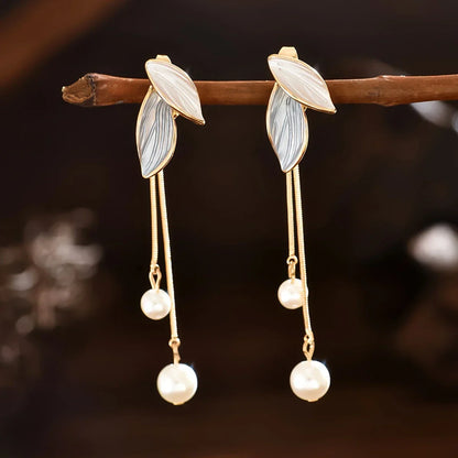 Pendientes Elegantes con Forma de Hoja y Perlas