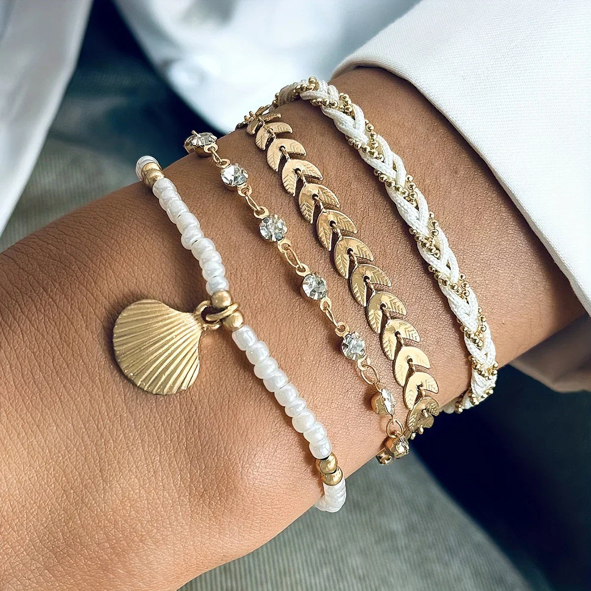 Conjunto de 4 Pulseras Elegantes con Concha Dorada