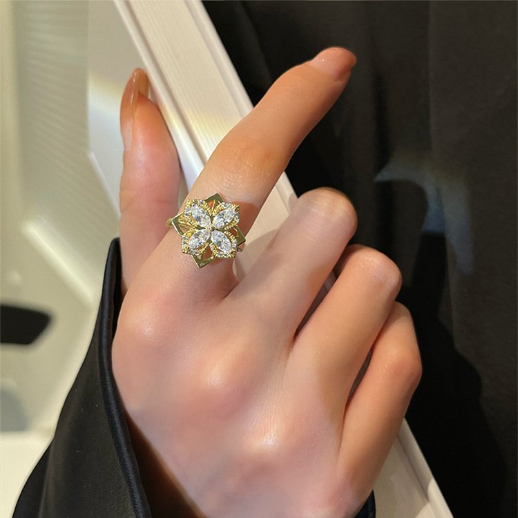 Set de anillo y collar giratorios de trébol de cuatro hojas con circonitas