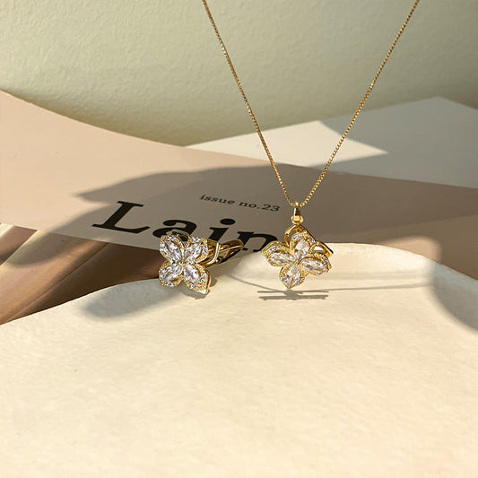 Set de anillo y collar giratorios de trébol de cuatro hojas con circonitas