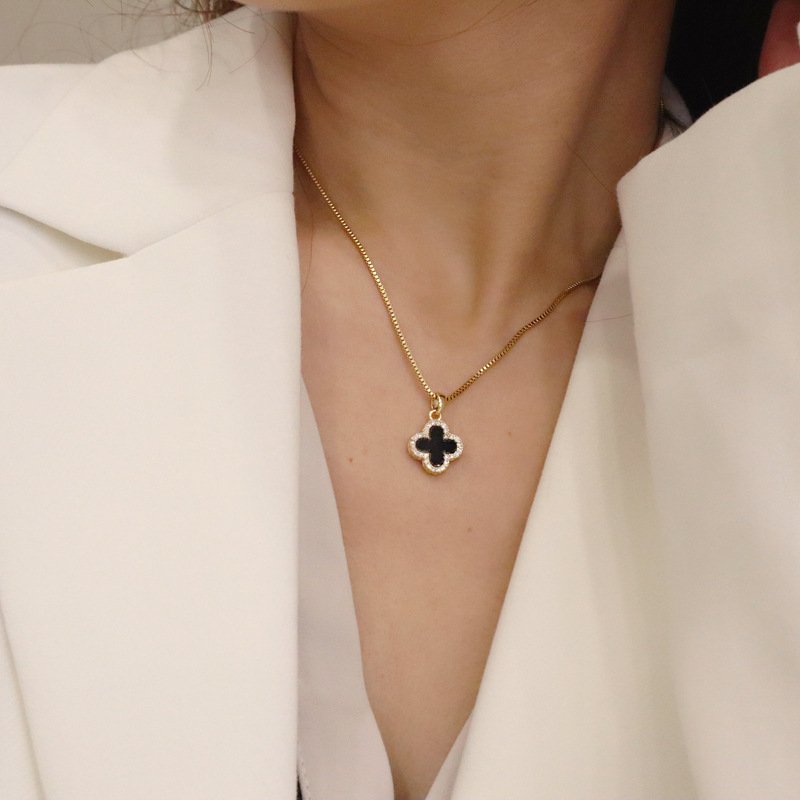 Collar de trébol de cuatro hojas incrustado chapado en oro