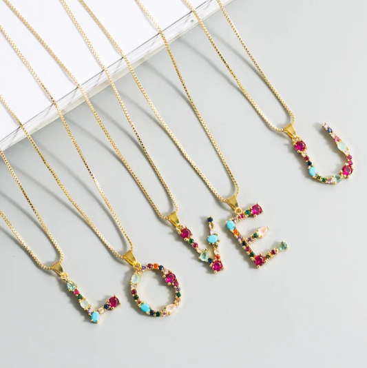 Collar con iniciales y piedras preciosas doradas de 18 quilates