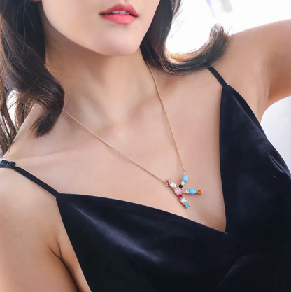 Collar con iniciales y piedras preciosas doradas de 18 quilates