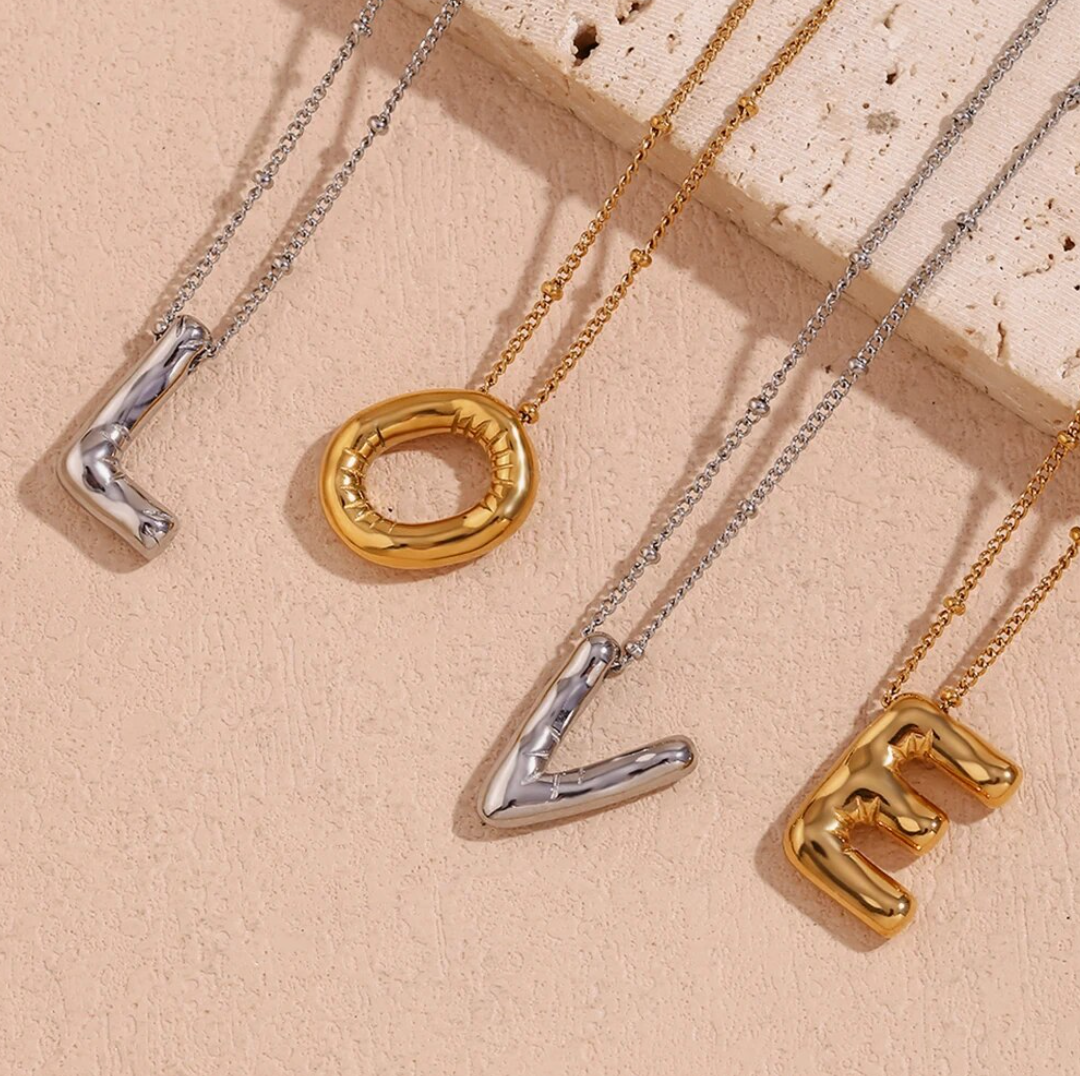 Collar especial de luz dorado de 18 quilates con esfera especial y letra inicial