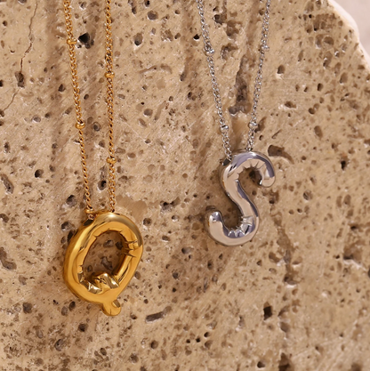 Collar especial de luz dorado de 18 quilates con esfera especial y letra inicial