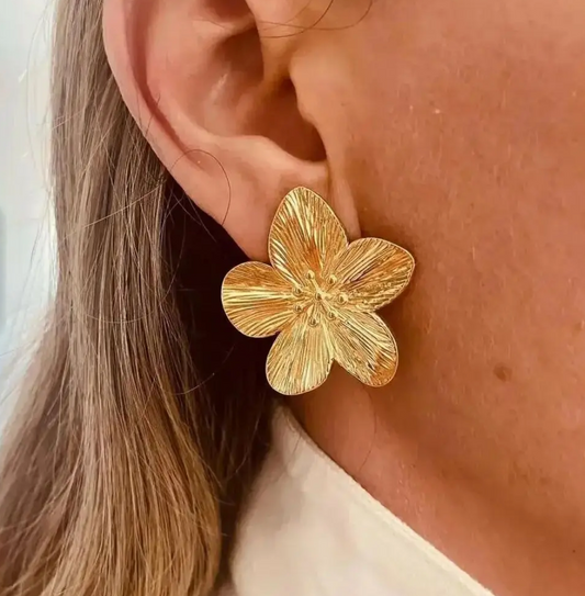 Aretes con flores preciosas chapados en oro de 18 quilates