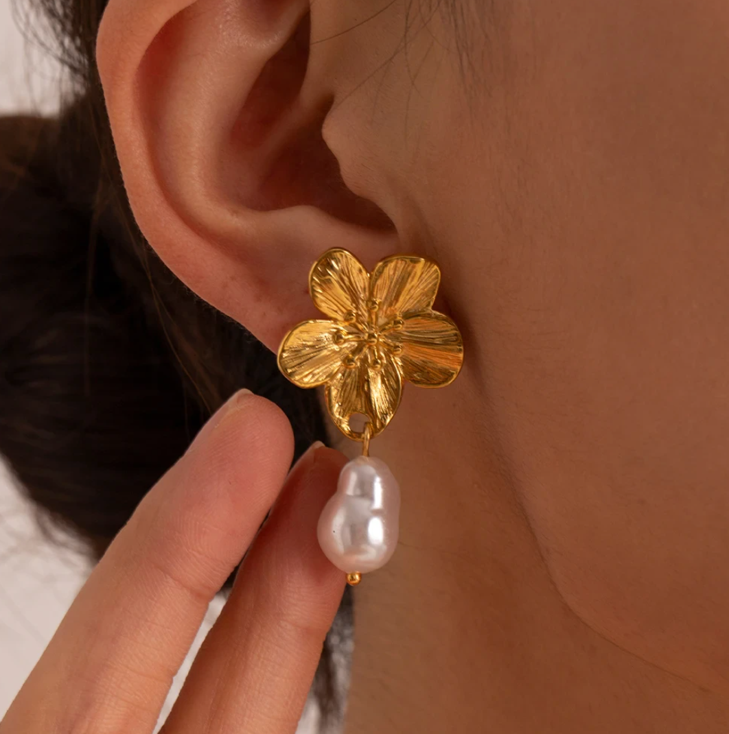 Aretes chapados en oro de 18 quilates con colgante de flor y perla