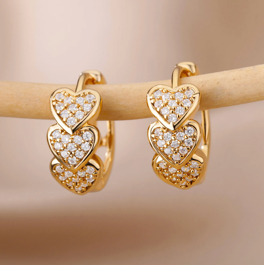 Aretes dorados de 18 quilates con corazones de circonita