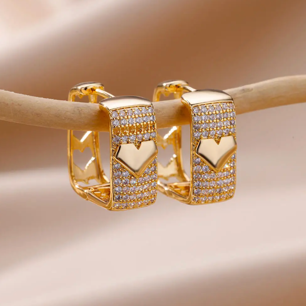 Aros gruesos chapados en oro de 18 quilates con corazón y circonitas