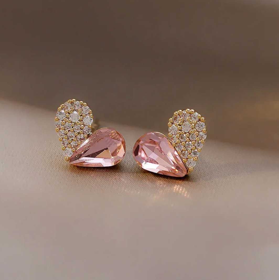 Pendientes botón en forma de corazón chapados en oro de 18 quilates - mitad cristal rosa y mitad circonita