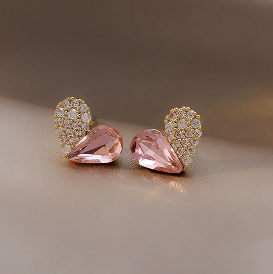 Pendientes botón en forma de corazón chapados en oro de 18 quilates - mitad cristal rosa y mitad circonita