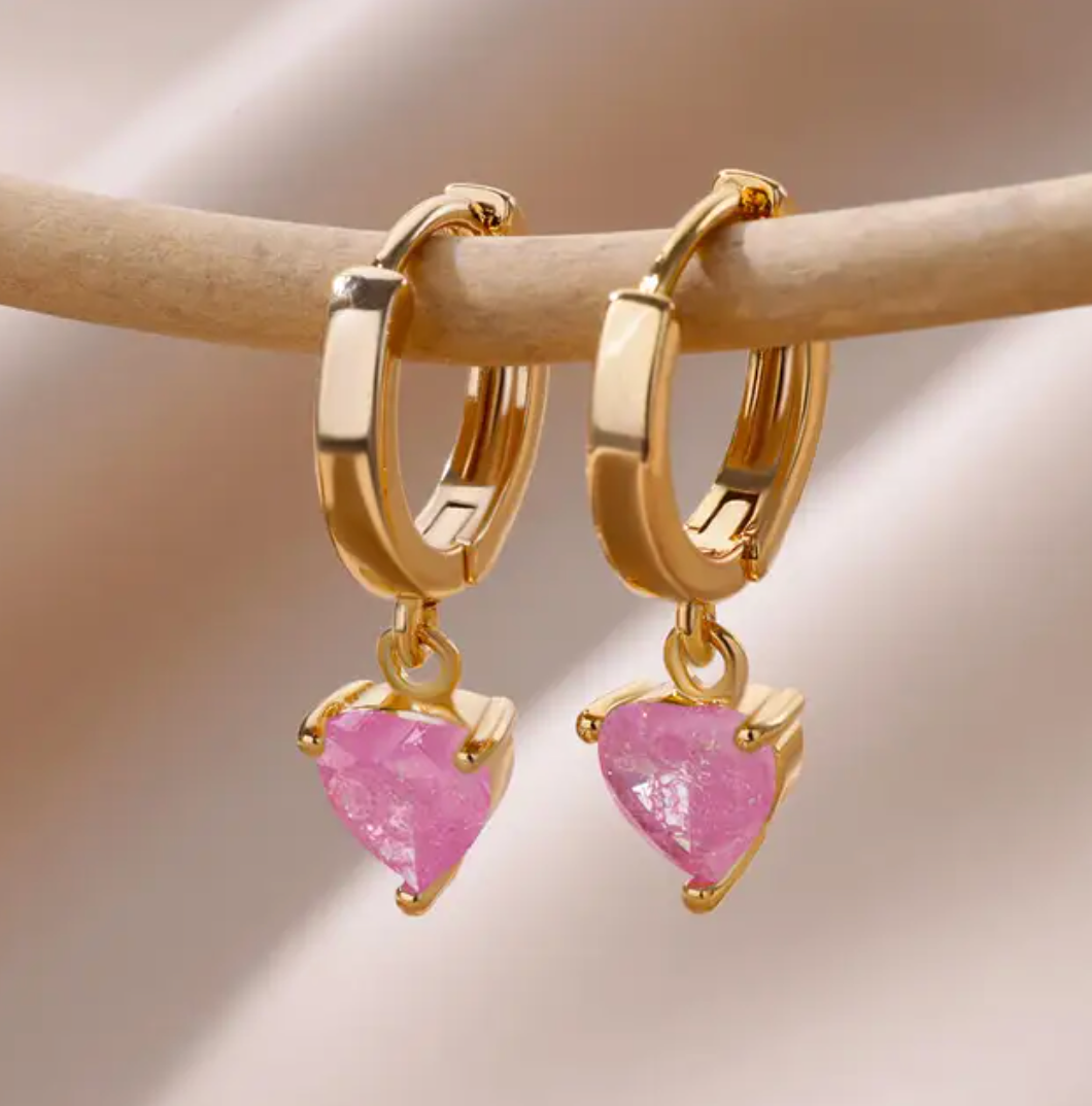 Aros chapados en oro de 18 quilates con pequeño colgante en forma de corazón en cuarzo rosa