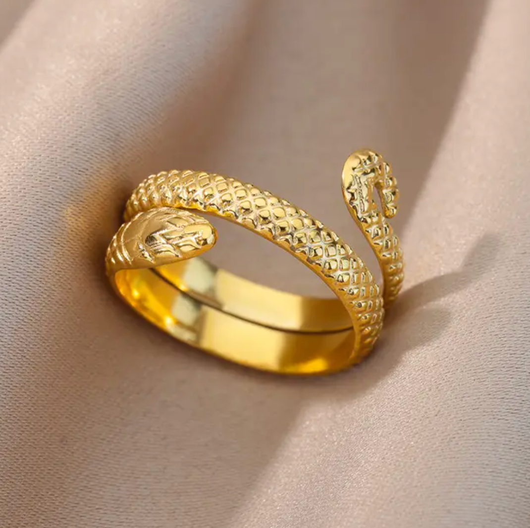 Anillo de serpiente chapado en oro de 18 quilates