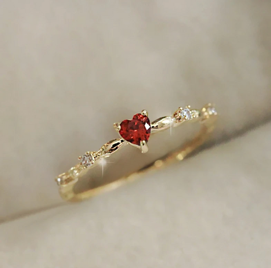 Anillo dorado de 18 quilates de amor con corazón rojo