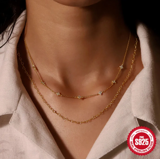 Collardorado de 18 quilates con pequeñas piedras de circonita