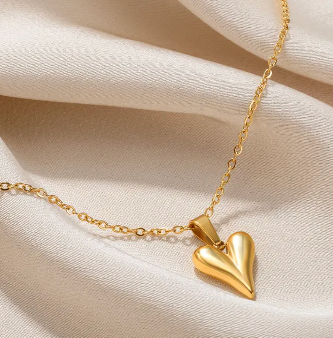 Collar chapado en oro de 18 quilates con un corazón sólido