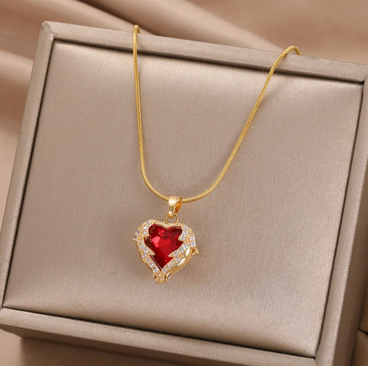 Collar chapado en oro de 18 quilates con corazón rojo y strass