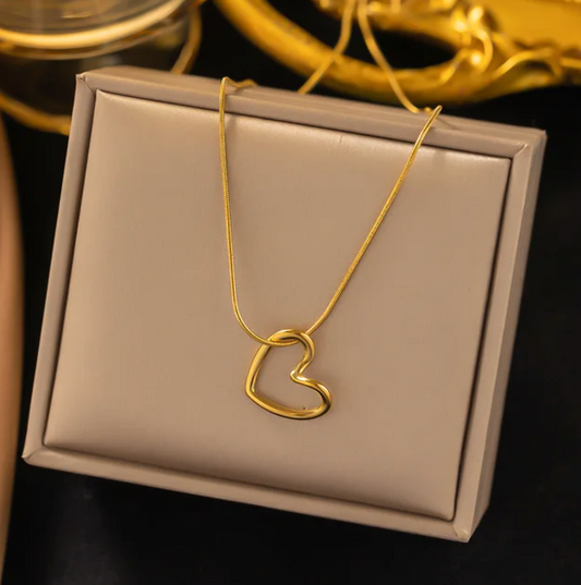 Collar minimalista en forma de corazón chapado en oro de 18 quilates