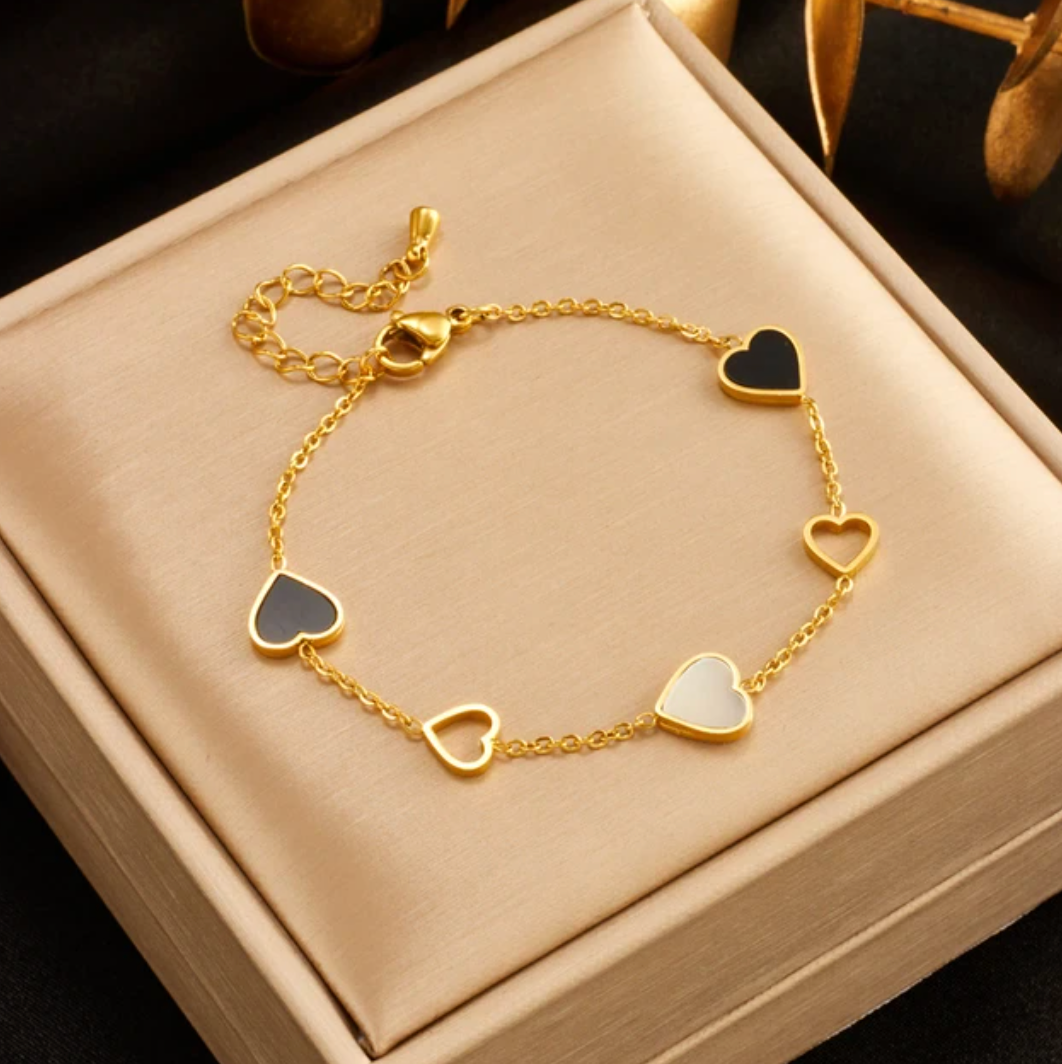 Pulsera chapada en oro de 18 quilates con corazones negros y blancos