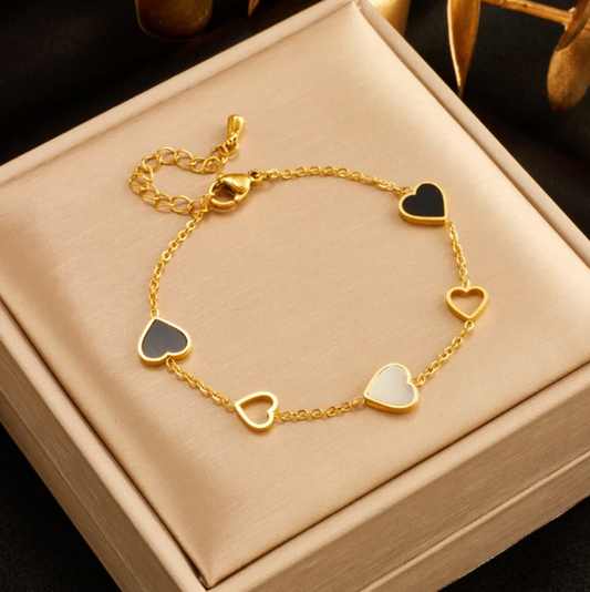 Pulsera chapada en oro de 18 quilates con corazones negros y blancos