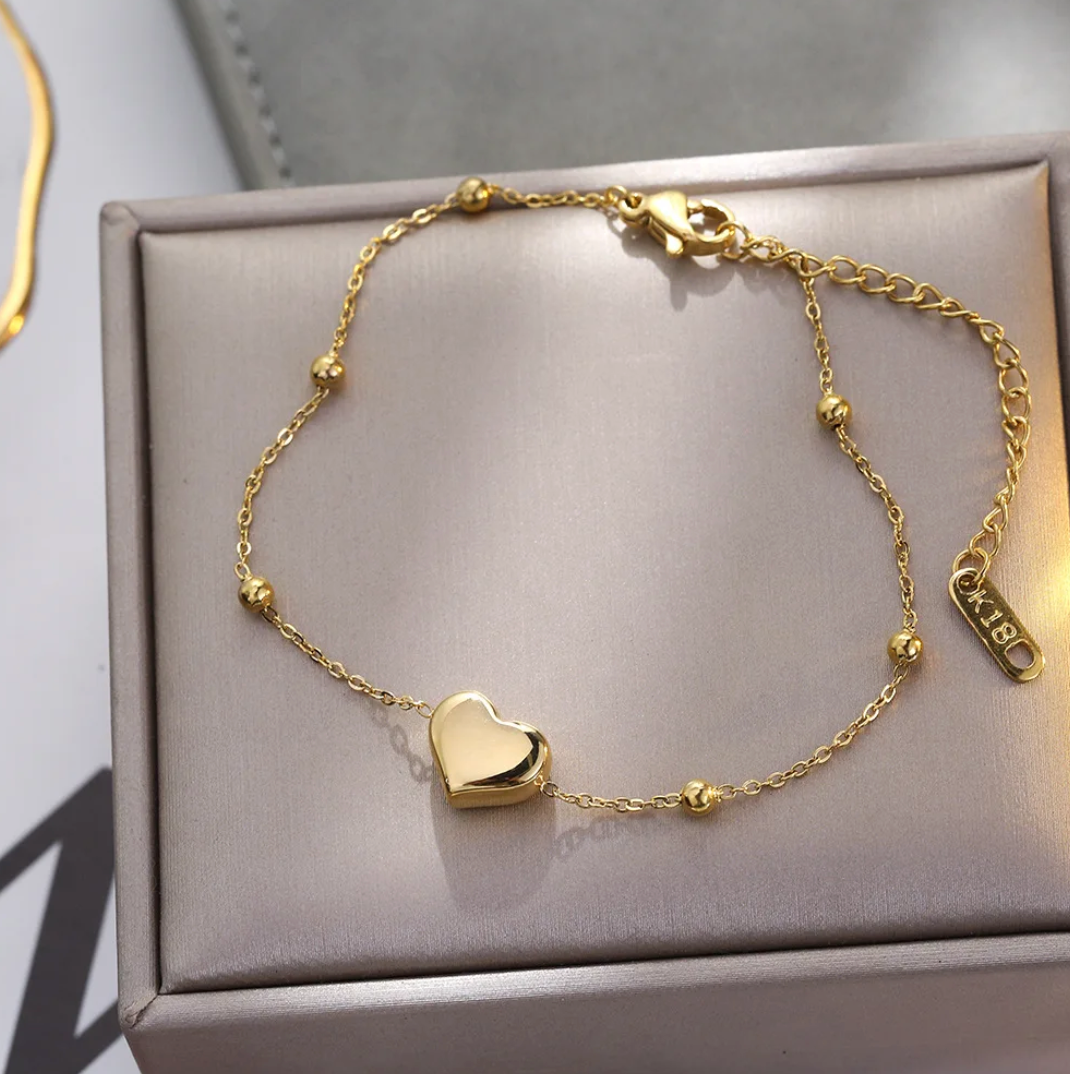 Pulsera chapada en oro de 18 quilates con un corazón sólido y perlas