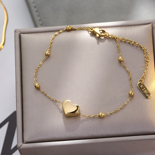 Pulsera chapada en oro de 18 quilates con un corazón sólido y perlas