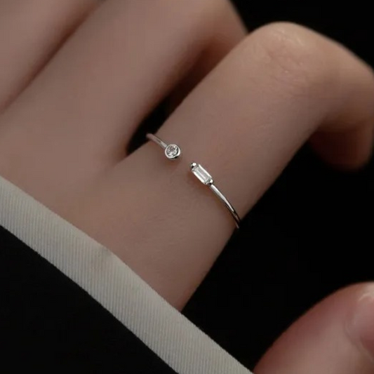 Anillo ajustable de plata 925 con 2 hermosas circonias