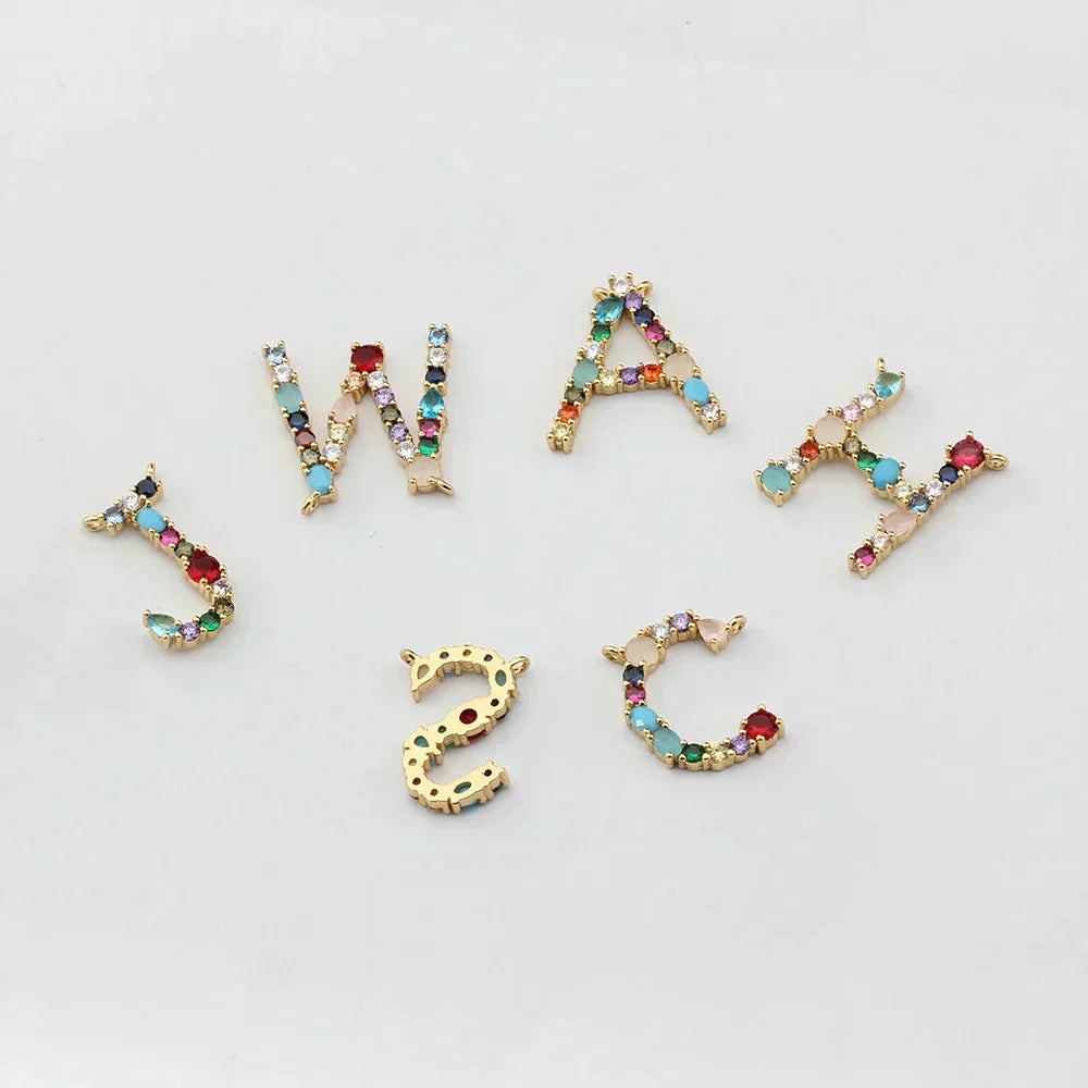 Collar con iniciales y piedras preciosas doradas de 18 quilates