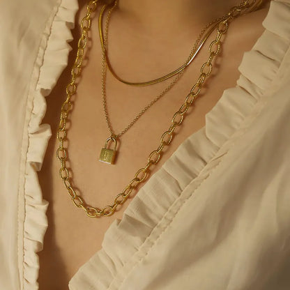 Cadena moderna dorada de 18 quilates con iniciales y candado