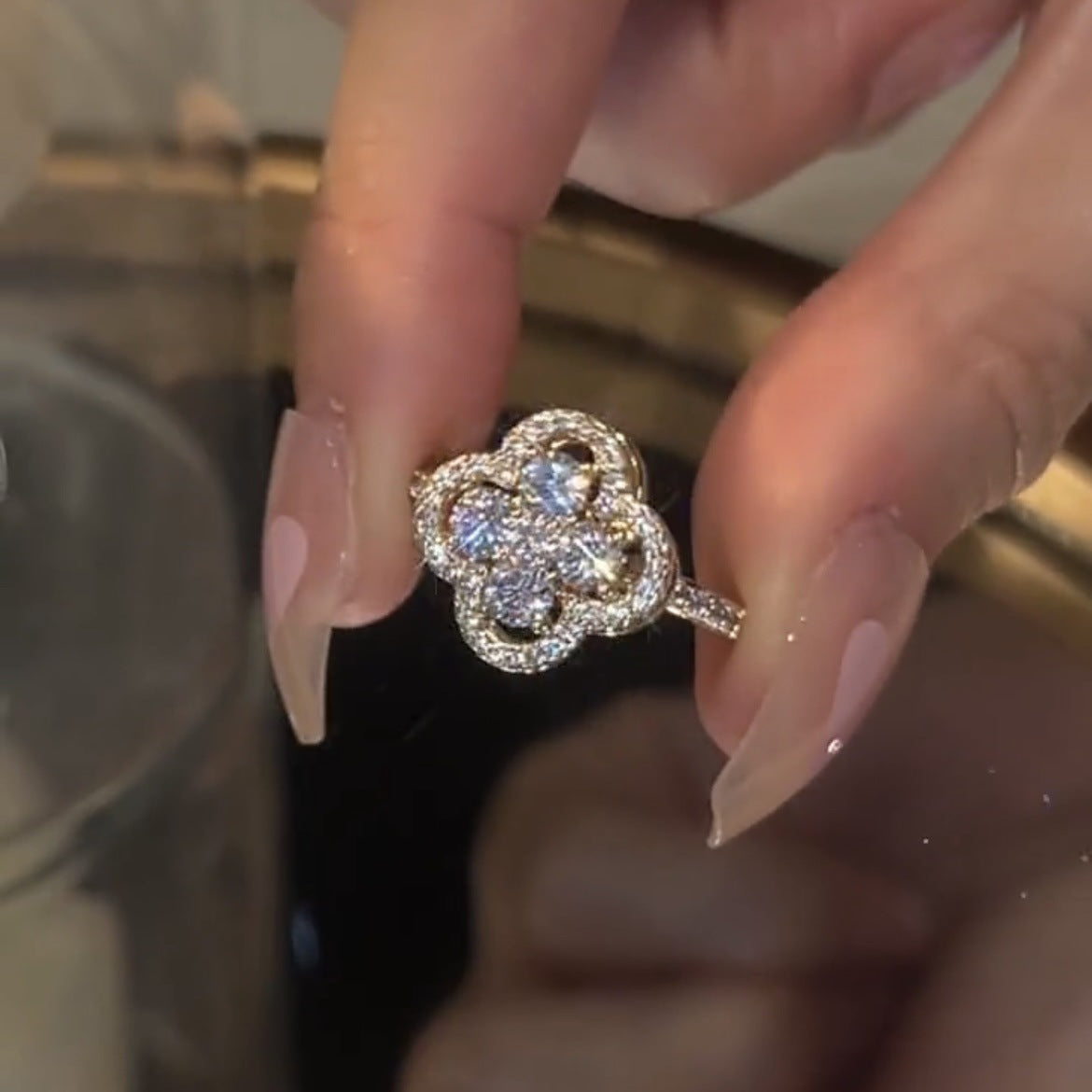 Anillo giratorio de trébol con circonitas