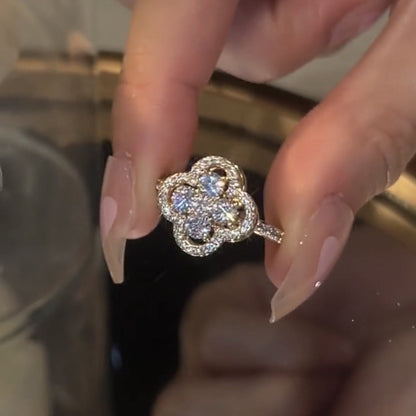 Anillo giratorio de trébol con circonitas