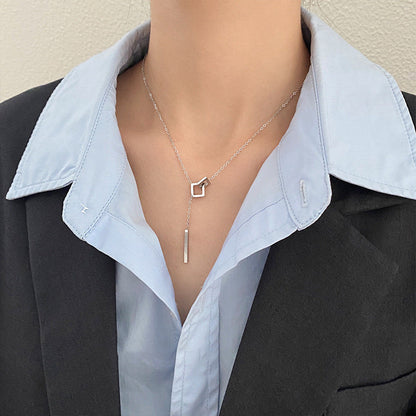 Collar plateado Geométrico