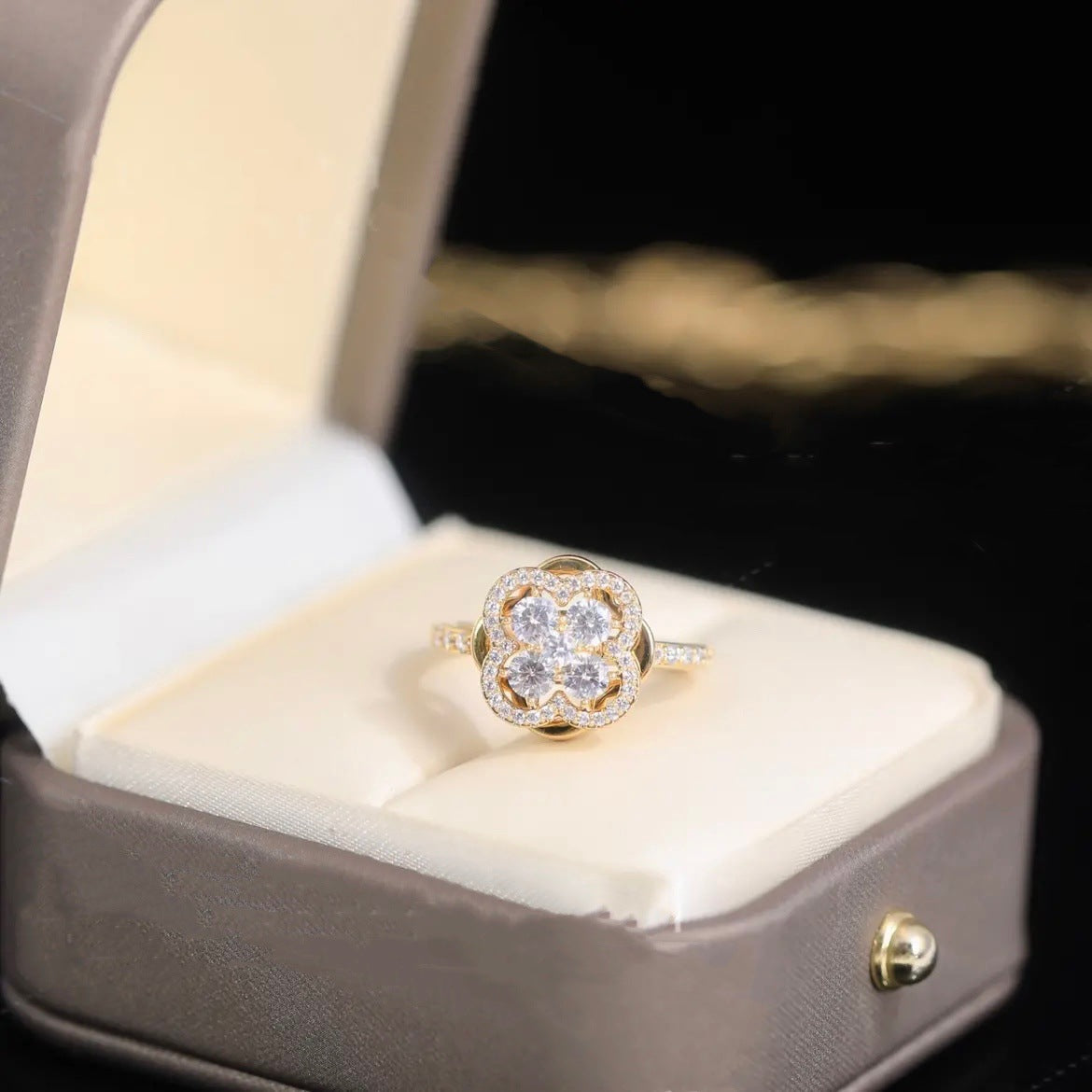 Anillo giratorio de trébol con circonitas