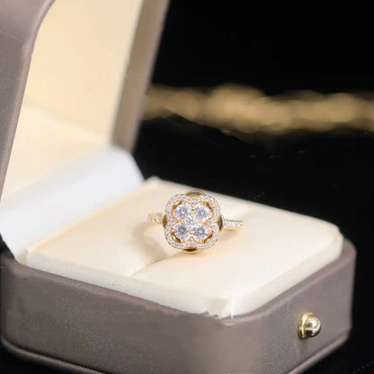 Anillo giratorio de trébol con circonitas