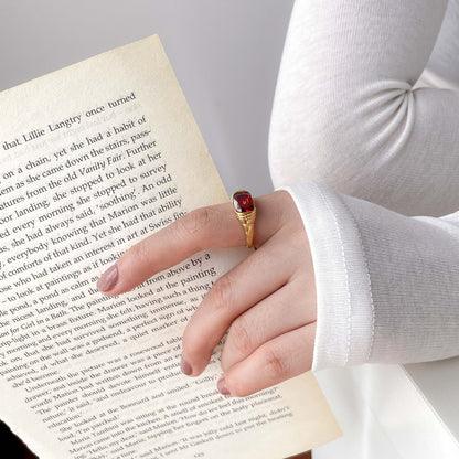 Anillo heredado carmesí