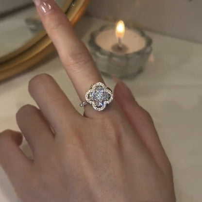 Anillo giratorio de trébol con circonitas