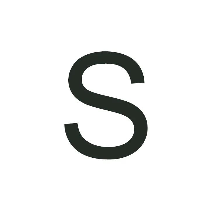 Cadena moderna dorada de 18 quilates con iniciales y candado